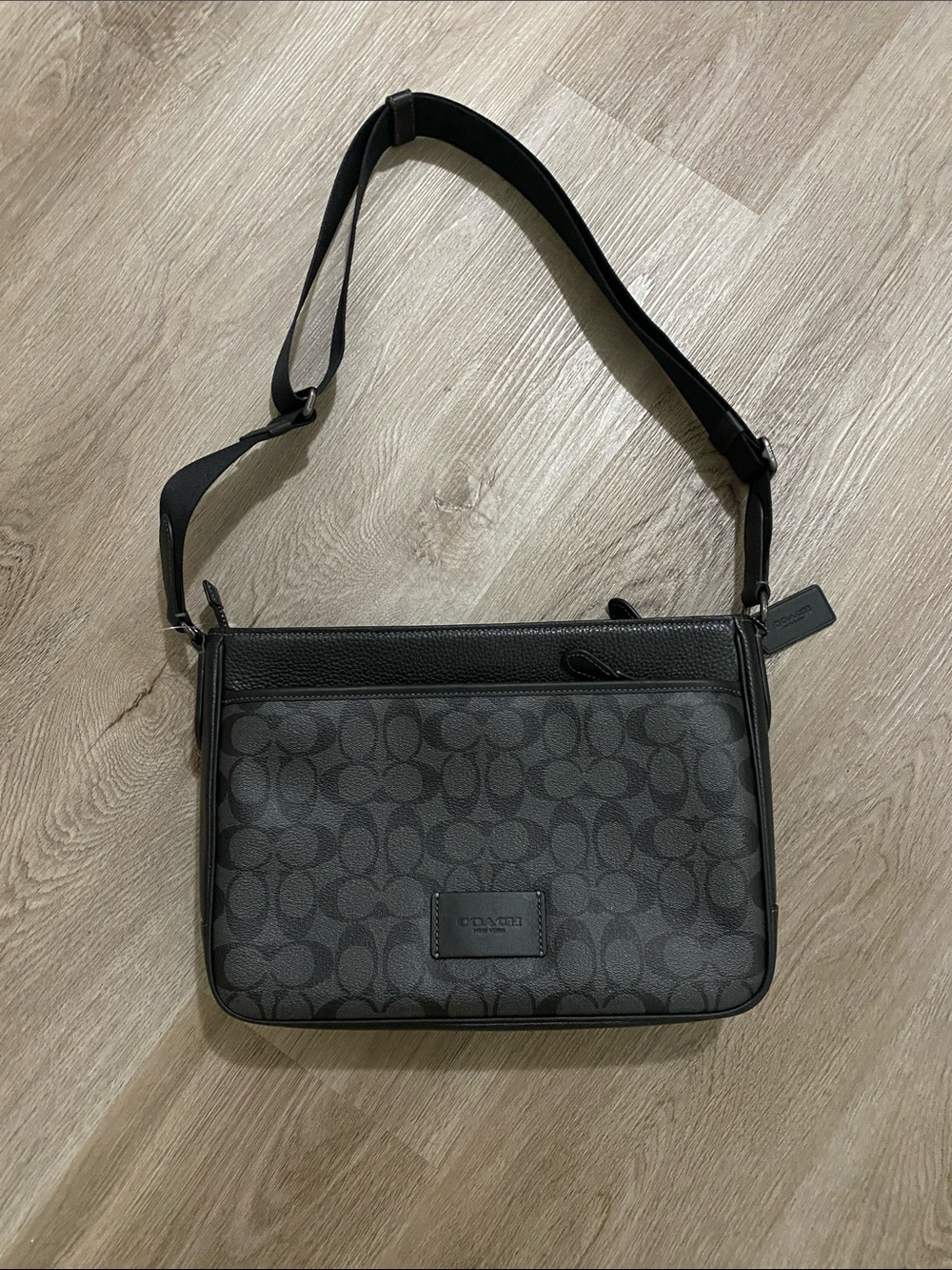 Coach Men's Signature Messenger Bag in Black/Charcoal